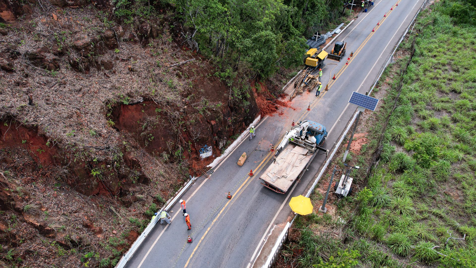 Sistema de pare e siga no Portão do Inferno, MT-251, em obras.