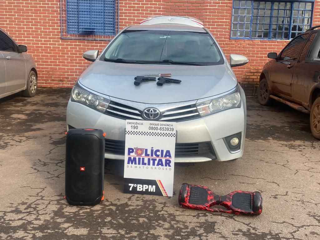 Veículo Corolla prata recuperado pela PM após roubo em Nova Mutum.