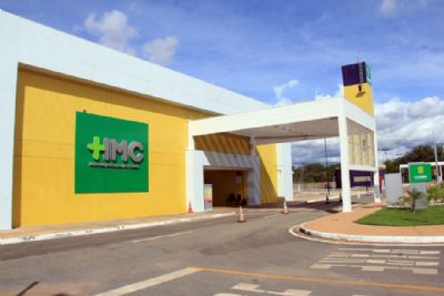 Balde com água de ar-condicionado usado em ambiente doméstico, simbolizando o risco que representa para crianças.