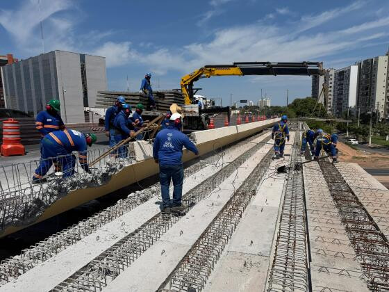 - Obras de alargamento do viaduto da Miguel Sutil em Cuiabá impactam o trânsito local.