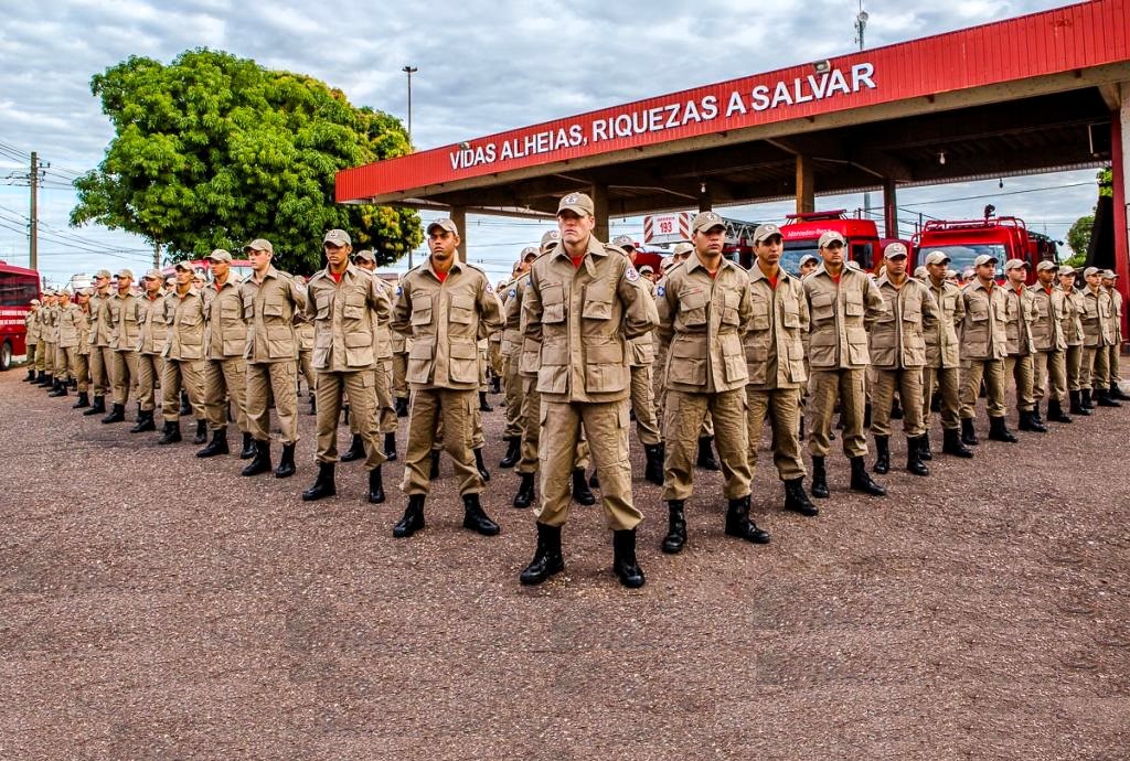 Soldados do Corpo de Bombeiros em treinamento físico durante a formação.