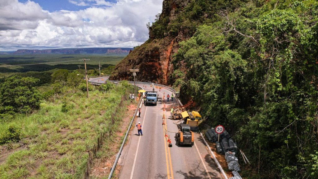 Portão do Inferno na rodovia MT-251, em Chapada dos Guimarães, com risco de deslizamento.