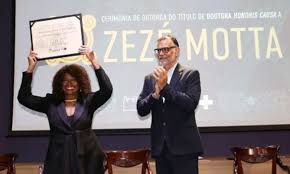 Zezé Motta recebe título de Doutora Honoris Causa pela Fiocruz