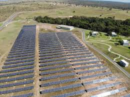 Painéis solares em Mato Grosso, representando 2 GW de energia instalada e benefícios para 185 mil consumidores.