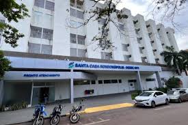 Fachada da Santa Casa de Rondonópolis, com UTIs interditadas por problemas de gestão e condições precárias de trabalho.