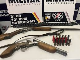 Prisão por posse de armas e receptação em Sorriso, com apreensão de armas e motocicleta furtada.