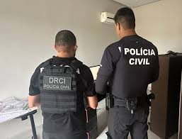 Polícia Civil em ação durante a Operação Jogo de Ilusão em Goiás, contra pornografia infantil online.
