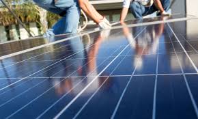 Painéis solares no Brasil, representando 50 GW de potência instalada.