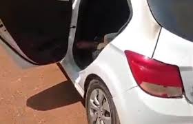 Veículo encontrado na Comunidade Santo Antônio com corpos de duas vítimas amarradas.