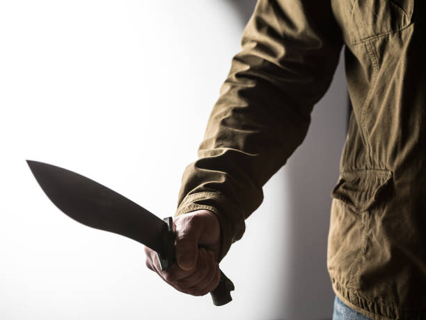 Homem sofre tentativa de homicídio em Cáceres pelo próprio pai com facão.