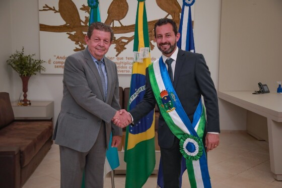 Prefeito Leandro Félix sancionando novas leis sobre verba indenizatória e décimo terceiro em Nova Mutum.