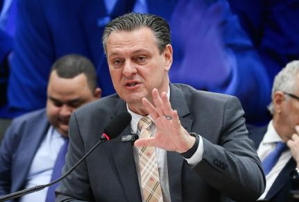 Carlos Fávaro retorna ao Senado após exoneração como ministro.