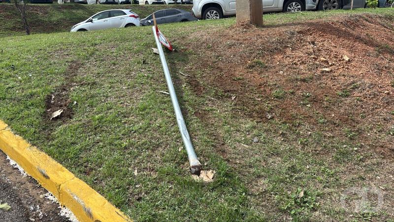 - Veículo Gol branco no acidente no estacionamento da ALMT, tragédia em Cuiabá.