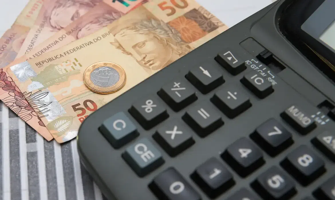 Inflação alta impacta o consumo no Brasil em 2024, com aumento no preço de alimentos e desafios econômicos.