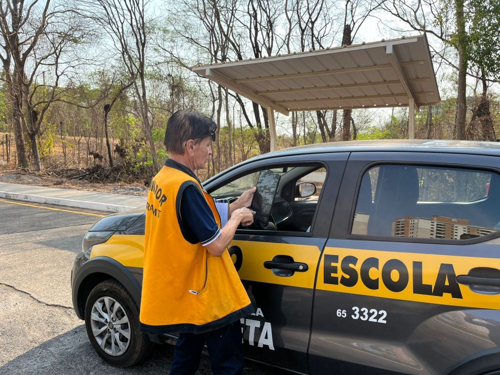 Exame prático de direção no Detran-MT para obtenção da primeira CNH.
