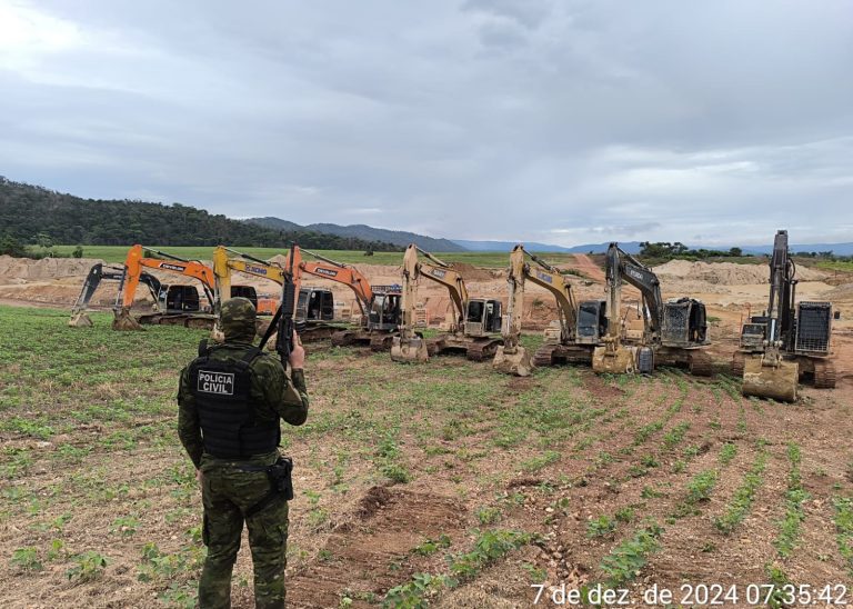 Escavadeiras apreendidas em operação contra garimpo ilegal no Rio Sararé.