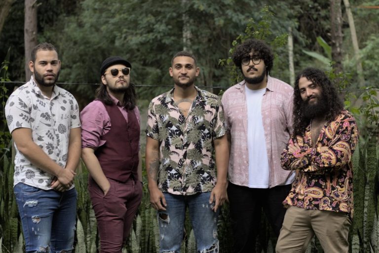 Imagem da banda Homônimo em destaque no lançamento do single “Grão de Luz”.