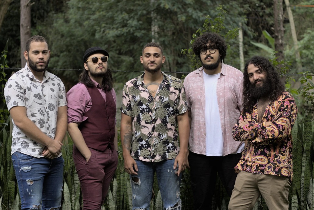 Imagem da banda Homônimo em destaque no lançamento do single “Grão de Luz”.