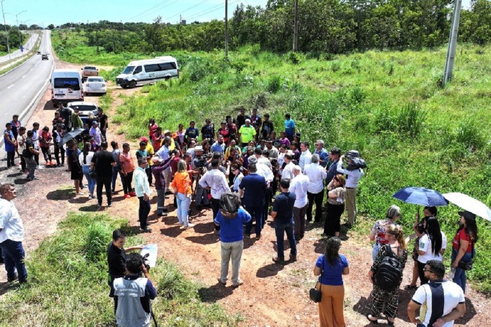 Indígenas Warao em Cuiabá enfrentando dificuldades e busca por serviços básicos.