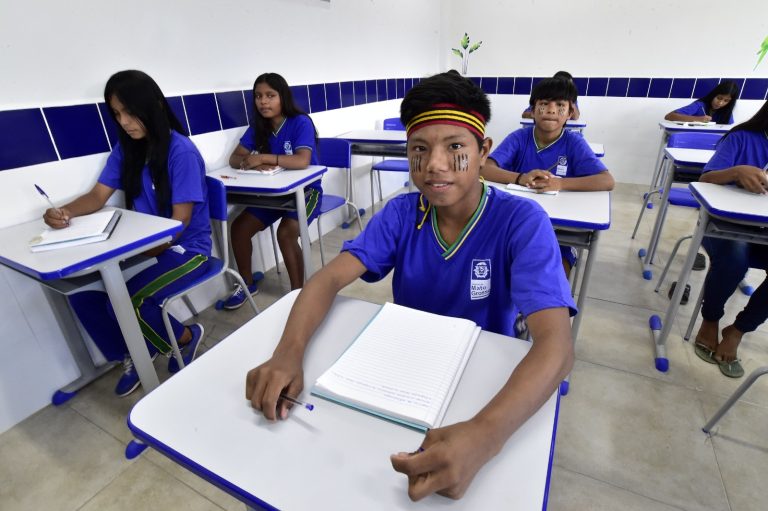 - Educadores indígenas em sala de aula, representando o curso de Licenciatura em Pedagogia Intercultural da Unemat.