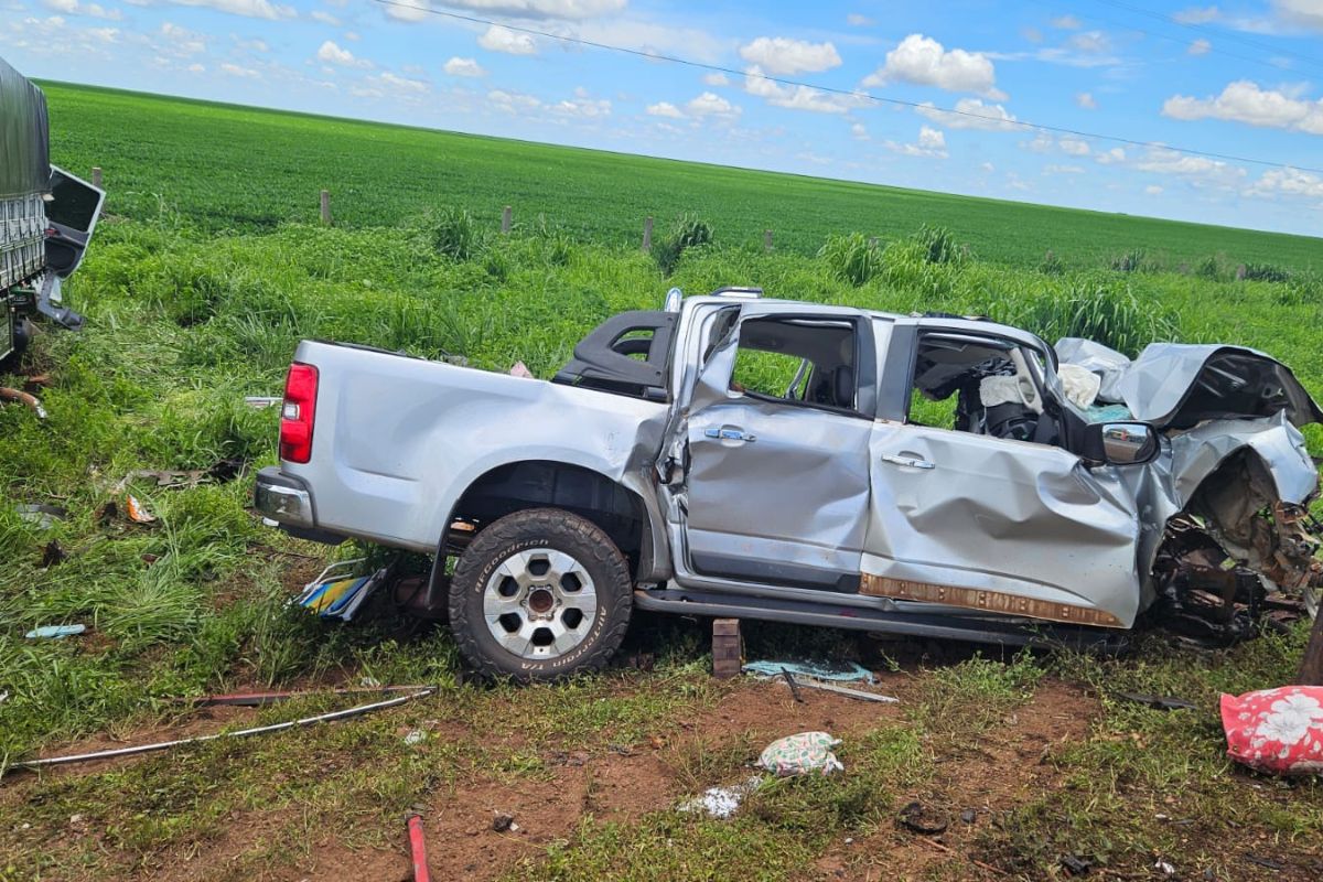 Caminhonete destruída em acidente na BR-163 com vítimas de Tangará da Serra.