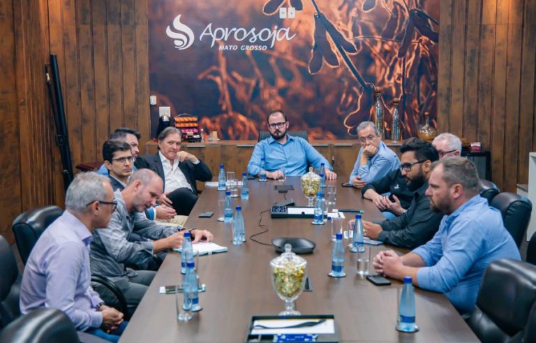 Representantes da Aprosoja MT discutem com o conselheiro do TCE-MT estratégias para o uso eficiente de incentivos fiscais.