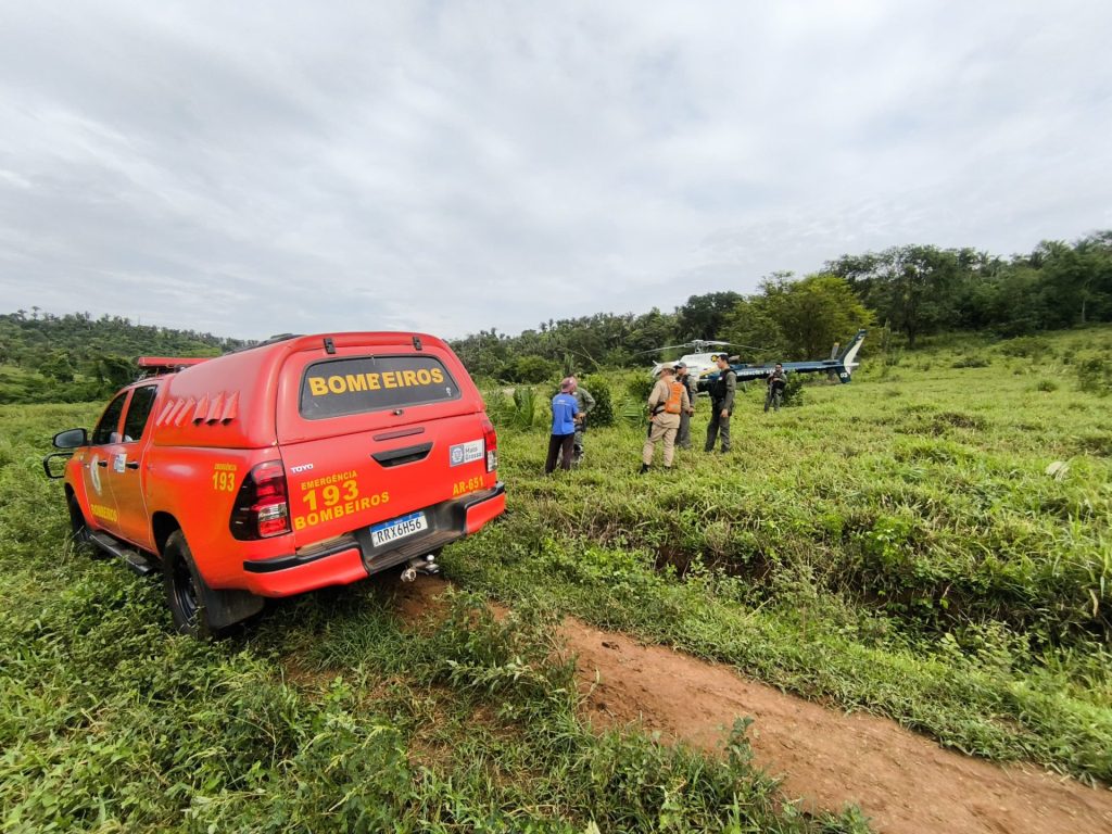 Cães de busca do Corpo de Bombeiros durante resgate em Jaciara.