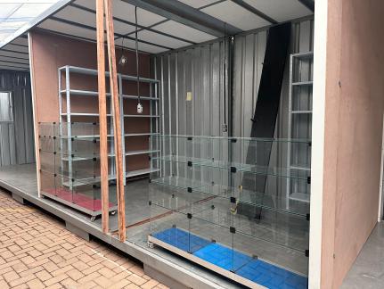 - Nova estrutura provisória do Shopping Popular de Cuiabá com contêineres para abrigar lojistas após o incêndio.