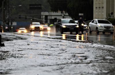 Alerta de chuvas intensas em Mato Grosso, com riscos de alagamentos e deslizamentos.
