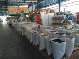 - Mercado do Porto interditado parcialmente em Cuiabá, com feirantes em processo de mudança.