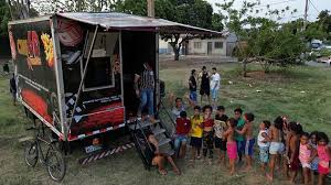 Cinema itinerante do projeto Cine nos Bairros em Várzea Grande.