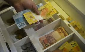 Balanço econômico do Brasil em 2024, com foco no PIB, inflação e emprego.
