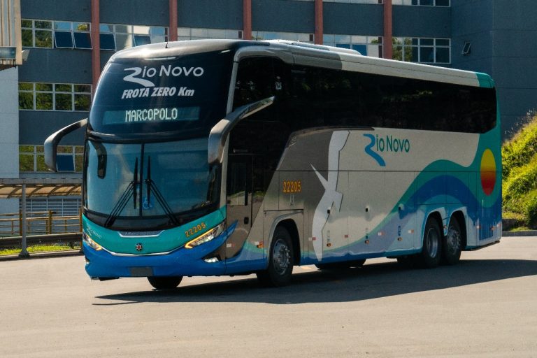 Ônibus da Rio Novo Transportes em Tangará da Serra, destacando conforto e segurança.