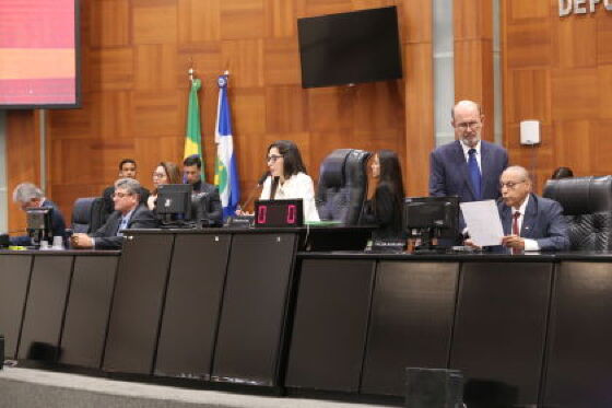 Deputados de Mato Grosso votando alterações no ICMS para 2025.