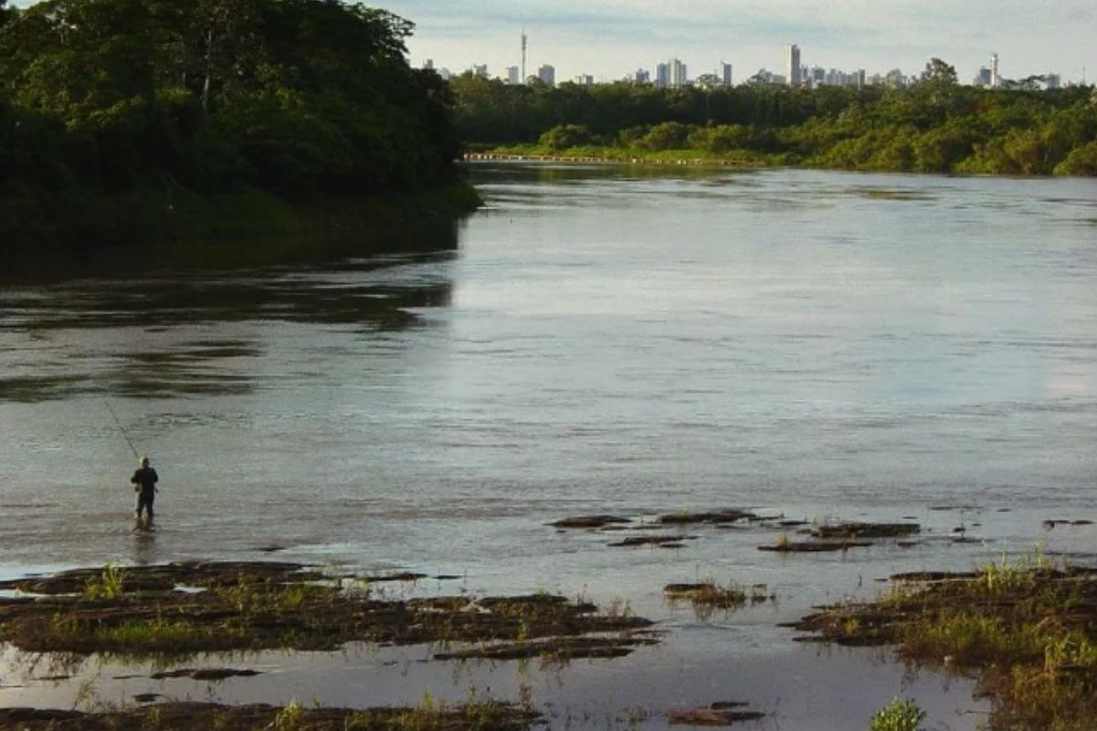 Vista do Rio Cuiabá com destaque para a poluição hídrica.