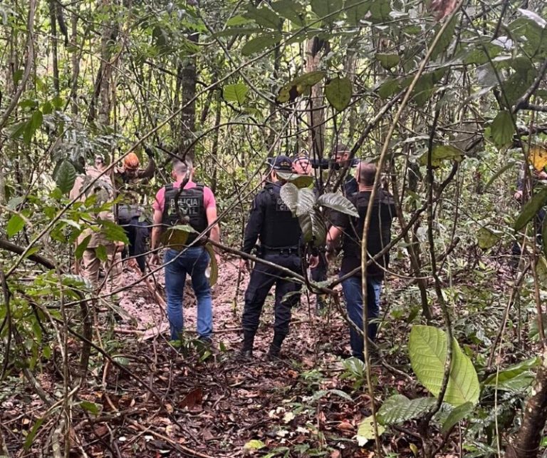 Escavação no cemitério clandestino em Lucas do Rio Verde, onde foram encontrados 11 corpos.