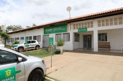 - Médico atendendo paciente em UBS de Cuiabá em meio à situação de emergência na saúde pública.