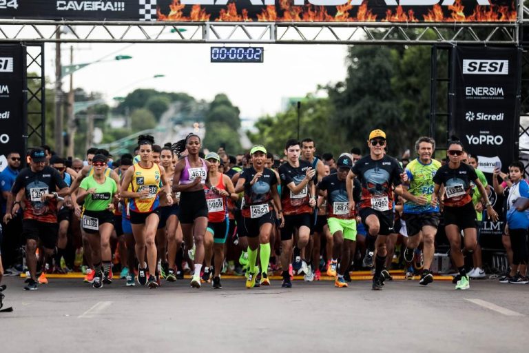 Participantes correndo na 9ª Corrida do Bope em Mato Grosso.