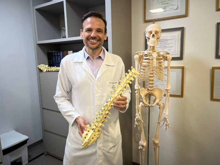 Tratamento de escoliose infantil em Tangará da Serra com o Dr. Rafael Kmiecik.