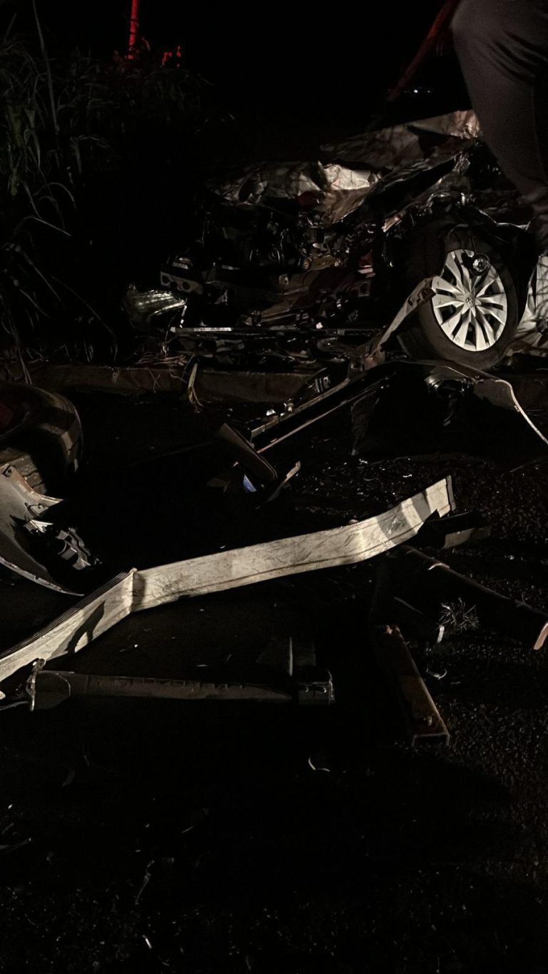 Acidente na rodovia MT-240 envolvendo um Toyota Yaris e uma carreta Volvo bitrem.