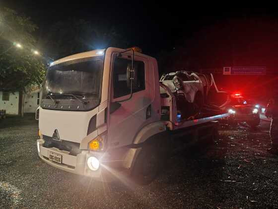 Veículo da Força Tática capotado na MT-251 em Chapada dos Guimarães durante temporal.