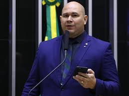 - Prefeito Abilio Brunini anuncia medidas para enfrentar crise financeira em Cuiabá.