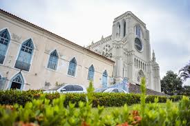 - Crianças em oficina artística durante a Colônia de Férias no Museu de Arte Sacra.