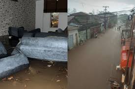 Ruas de Cuiabá alagadas devido a chuvas intensas.