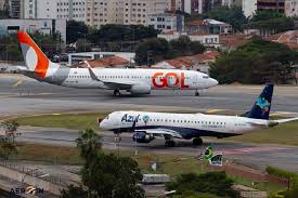 Aviões da Azul e Gol em aeroporto, simbolizando negociações de fusão.