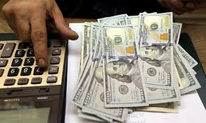 - Dólar em queda semanal e bolsa de valores estável no mercado financeiro.