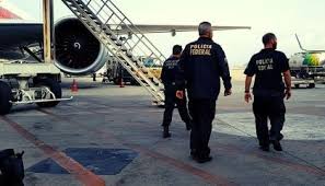 Empresário preso pela Polícia Federal após denúncia de abuso infantil em voo comercial no Galeão.