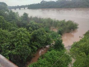 Defesa Civil monitora nível do Rio Cuiabá em 4,5 metros devido às chuvas recentes.