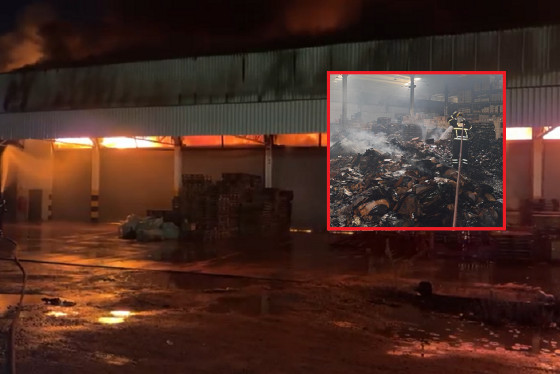 Bombeiros combatendo incêndio em depósito de supermercado em Cuiabá.