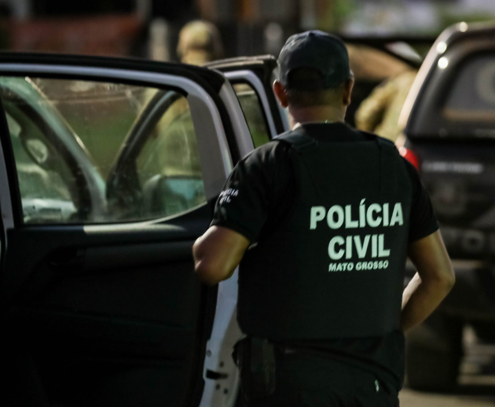 Mulher atropelada pelo ex-companheiro em Sinop sendo socorrida.